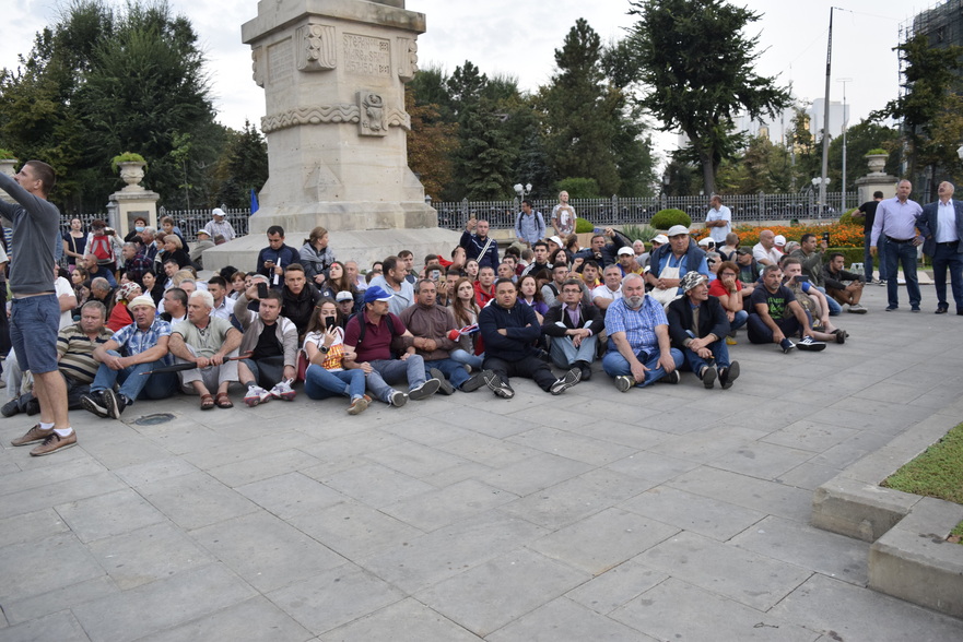 Protestatari rămaşi în faţa monumentului lui Ştefan cel Mare, dimineaţa de 27 august