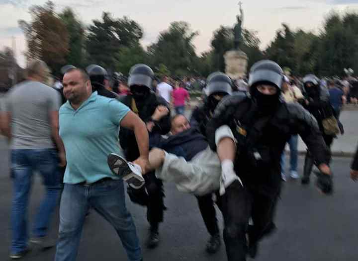 Protestatari ridicaţi violent de la Monumentul lui Ştefan cel Mare, 27.08.2018 (facebook.com/al.bujorean)
