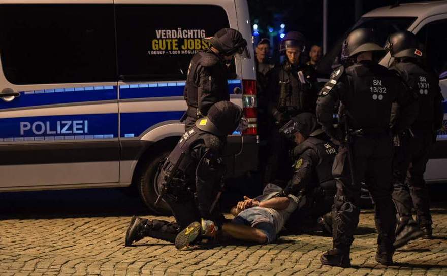Poliţia arestează un bărbat în timpul unui protest de extremă dreapta în oraşul german Chemnitz, 1 septembrie 2018.