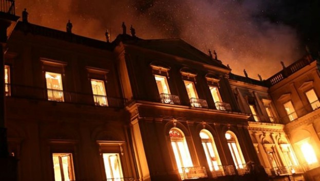 Museo Nacional din Río de Janeiro în flăcări (captură web)