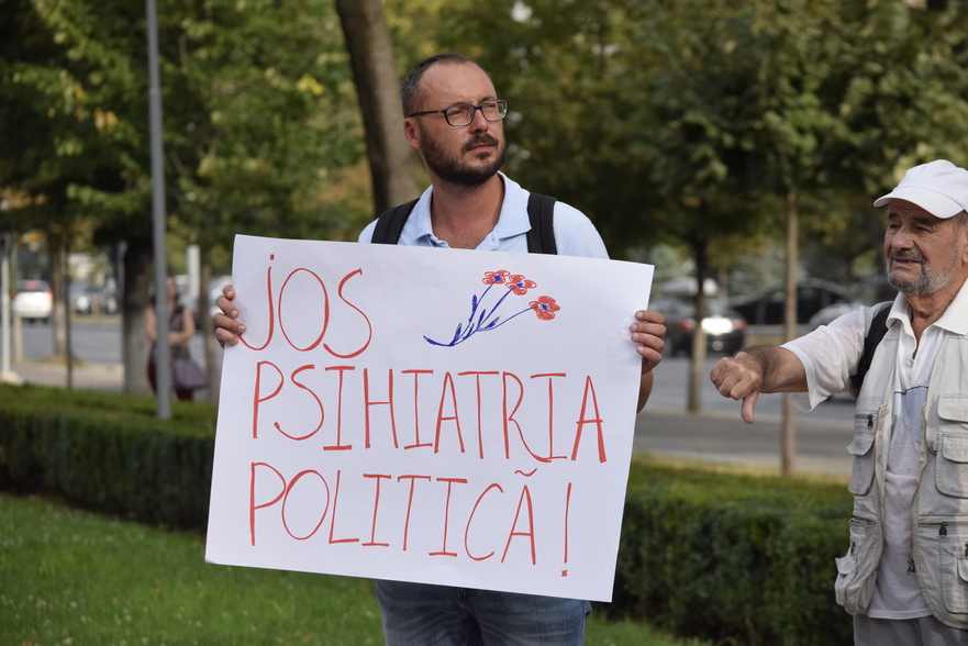 Flashmob organizat de Mişcarea de Rezistenţă ACUM în faţa Parlamentului (Epoch Times România)