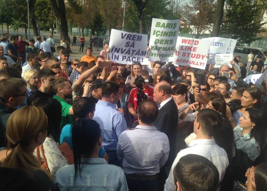 Părinţii elevilor de la liceul ”Orizont” protestează la Parlamentul R. Moldova, 7.09.2018 (facebook.com/liceul orizont)