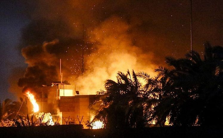 Consulatul iranian din oraşul irakian Basra incendiat de manifestanţi, 7 septembrie 2018.