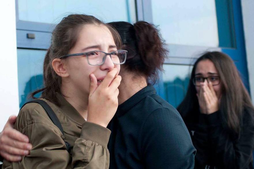 Fiica unui profesor expulzat în Turcia, protestează la Aeroportul din Chişinău
