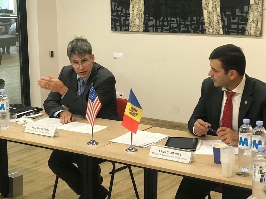 
Brian McFeeters şi Chiril Gaburici la reuniunea grupului de lucru economic la Chişinău

