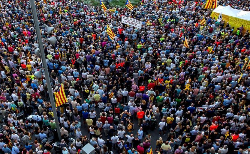 Manifestanţi pro-independenţă se adună pe străzile Barcelonei, 20 septembrie 2018