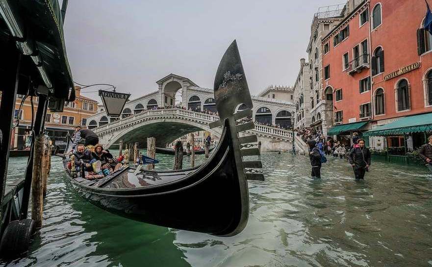 Podul Rialto din Veneţia inundată (Stefano Mazzola/Awakening/Getty Images)