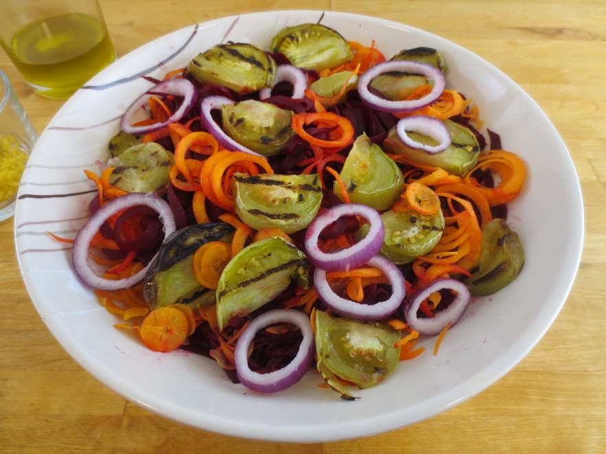 Asambalrea salatei înainte de servire (Maria Matyiku / Epoch Times)