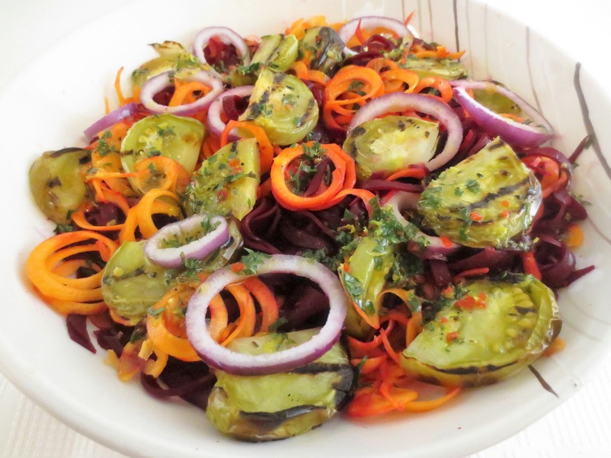 Salată de gogonele cu morcovi, sfecla roşie şi vinegreta aromată