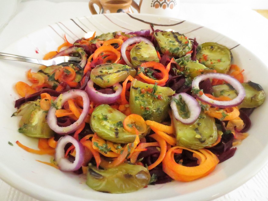 Vinegreta se toarnă peste salată înainte de servire. (Maria Matyiku / Epoch Times)