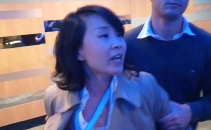 Jurnalista chineză escortată de la evenimentul din Birmingham, Marea Britanie, 30 septembrie 2018