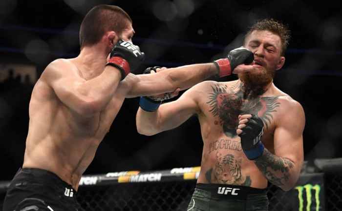 Irlandezul Conor McGregor şi rusul Habib   Nurmagomedov în lupta pentru titlul de campion mondial UFC la  categoria uşoară. (Getty Images)