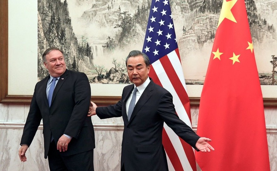 Secretarul de stat american Mike Pompeo şi omologul său chinez Wang Yi în Beijing, China, 8 octombrie 2018 (Captură Foto)