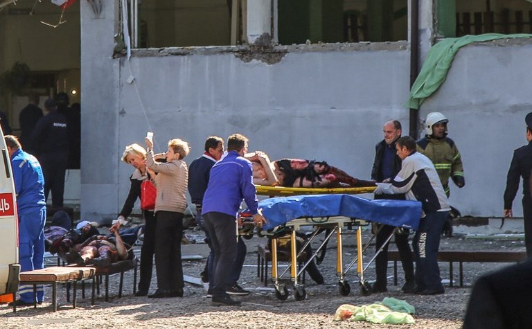 Serviciile de urgenţă transportă o persoană rănită în timpul unui atac armat la un colegiu din Kerci, peninsula ucraineană Crimeea, 17 octombrie 2018 (Captură Foto)
