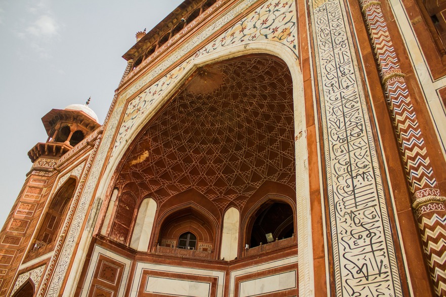 Taj Mahal - detaliu arhitectural: poarta de intrare in moschee.
