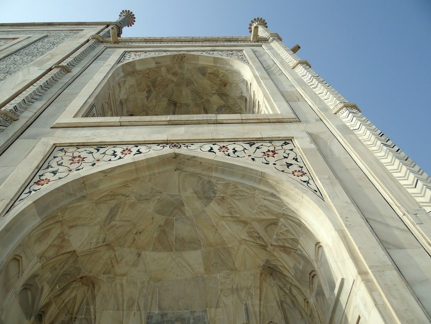 Taj Mahal, detaliu arhitectural: arc din marmura alba.