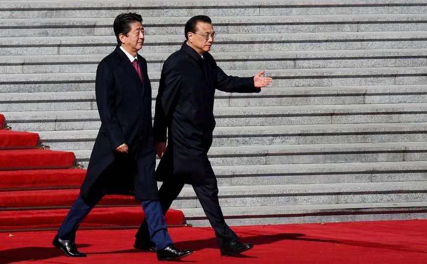 Premierul nipon Shinzo Abe (st) păşeşte alături de omologul său chinez Li Keqiang în timpul unei ceremonii de primire la Sala Mare a Poporului din Beijing, China, 26 octombrie 2018 (Captură Foto)