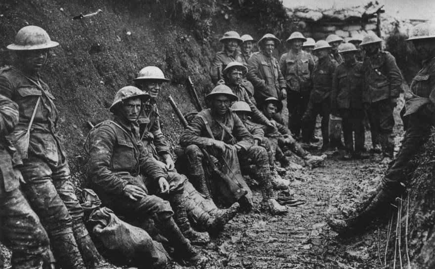 Soldaţi irlandezi în prima zi a Bătăliei de pe Somme, iulie 1916 (Wikipedia.org)