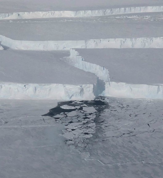 Gheaţa mării se formează în ruptura dintre B-46 şi Gheţarul Insulei Pine (NASA ICEBRIDGE/Kate Ramsayer Image caption)