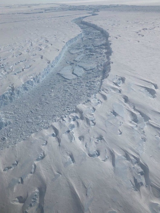 Gheţarul Insulei Pine se află în partea de vest a Antarcticii şi reprezintă două treimi din suprafaţa Marii Britanii (NASA ICEBRIDGE)
