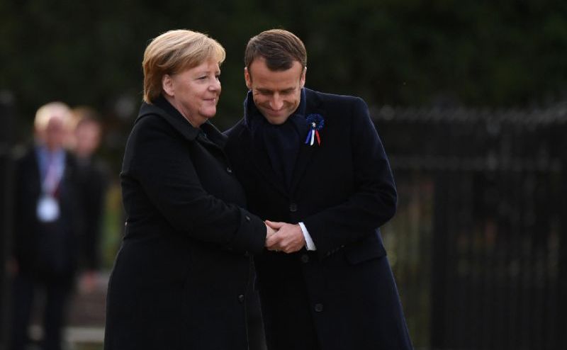 Angela Merkel şi Emmanuel Macron vizitează în 11 noiembrie 2018 locul unde Germania a capitulat oficial în urmă cu 100 de ani, în pădurea Compiegne, 90 km nord-est de Paris