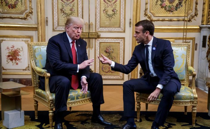 Donald Trump (st) şi Emmanuel Macron înaintea întâlnirii lor de la Palatul Elysee din Paris, 10 noiembrie 2018