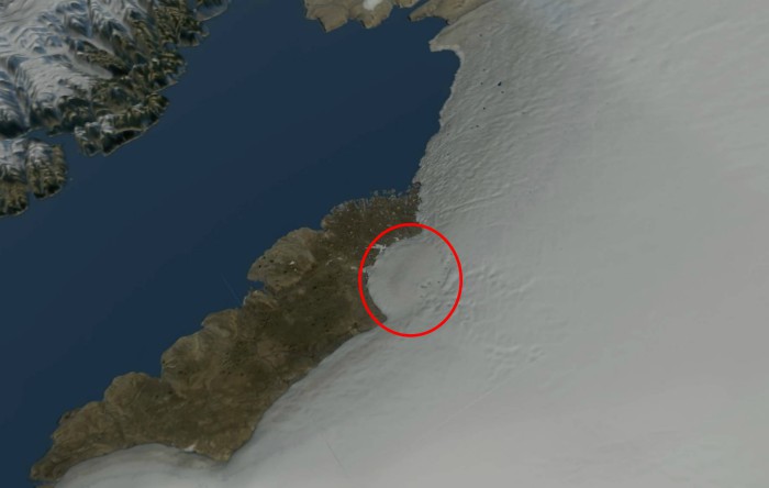 Imaginea prin satelit a gheţarului Hiawatha, cu forma craterului marcată cu un cerc roşu