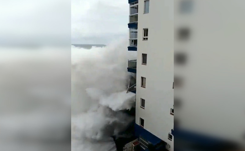 Valuri de şase metri distrug clădiri din Tenerife