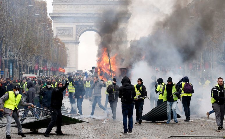 Protest violent al manifestanţilor “vestele galbene” împotriva creşterii preţurilor la combustibili, bulevardul Champs-Elysees din Paris, Franţa, 24 noiembrie 2018 (Getty Images)