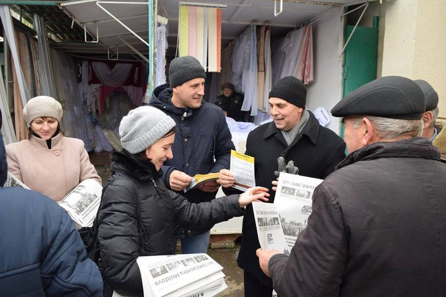 Maia Sandu, distribuind ziare în piaţa din Sângerei, R. Moldova (facebook.com/Maia Sandu)