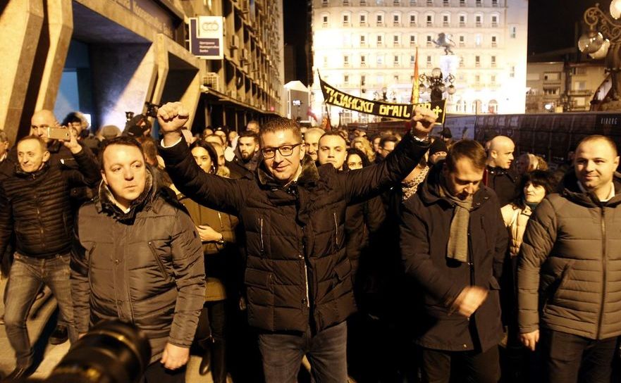 Hristijan Mickoski (centru), lider al partidului VMRO-DPMNE, protestează în capitala macedoneană Skopje alături de susţinătorii săi împotriva schimbării numelui Macedoniei, 28 noiembrie 2018