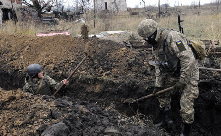Soldaţi ucraineni sapă tranşee