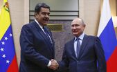 Preşedintele rus Vladimir Putin (dr) dă mâna cu omologul său venezuelean Nicolas Maduro în timpul unei întâlniri la reşedinţa de stat Novo- Ogariovo de lângă Moscova, 5 decembrie 2018 (Maxim Şemetov/AFP/Getty Images)