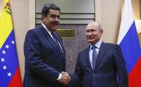 Preşedintele rus Vladimir Putin (dr) dă mâna cu omologul său venezuelean Nicolas Maduro în timpul unei întâlniri la reşedinţa de stat Novo- Ogariovo de lângă Moscova, 5 decembrie 2018 (Maxim Şemetov/AFP/Getty Images)