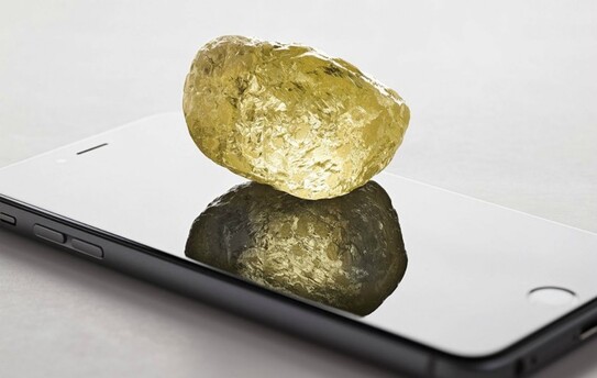 Diamant galben brut de 552 carate descoperit în Diavik Diamond Mine, Canada (Dominion Diamond Mines)