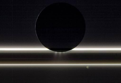 Enceladus, luna lui Saturn, capturată de nava Cassini de la NASA pe 1 noiembrie 2009 (NASA / JPL-Caltech)