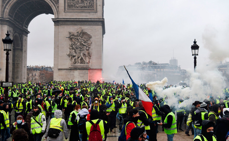 Manifestanţi “vestele galbele” se adună la Arcul de Triumf din Paris în timpul protestelor din 1 decembrie 2018 (Lucas Barioluet/AFP/Getty images)