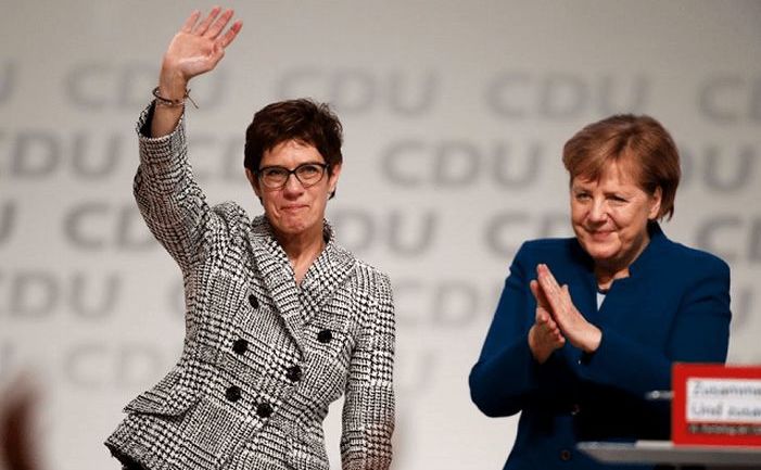 Annegret Kramp-Karrenbauer (st) şi cancelarul german Angela Merkel la Congresul Federal al CDU, Hamburg, Germania, 7 decembrie 2018
 
