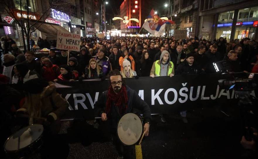 Mii de manifestanţi participă la un protest împotriva violenţei, în Belgrad, Serbia, 8 decembrie 2018