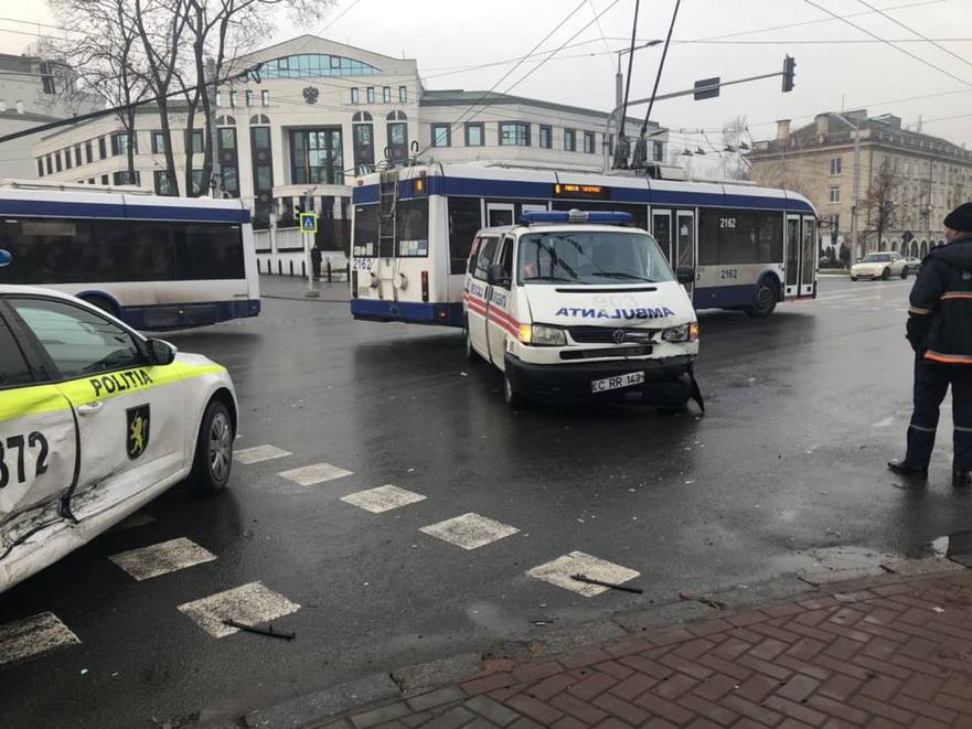 Accident rutier dintre o maşină a poliţiei şi o ambulanţă la Chişinău