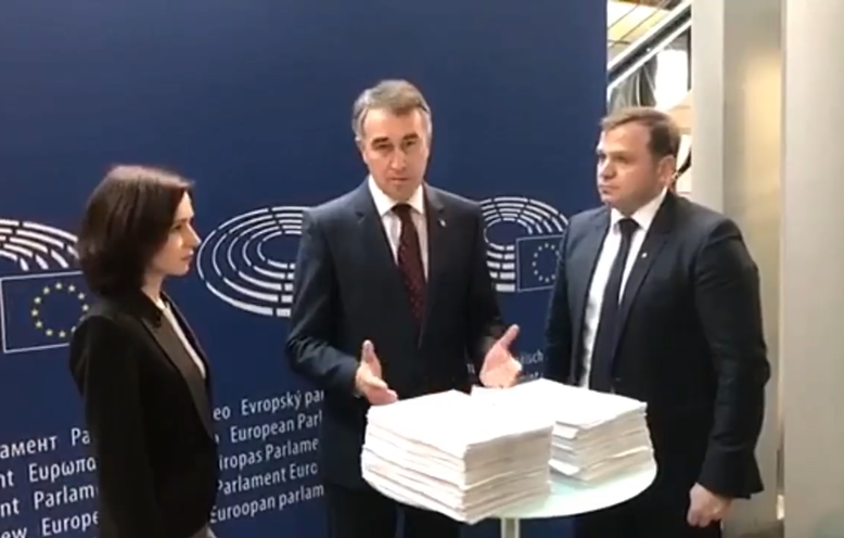 Maia Sandu şi Andrei Năstase depun petiţia ACUM la Parlamentul European (captură video/facebook.com/PAS)