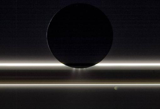 Enceladus, luna lui Saturn, capturată de nava Cassini de la NASA pe 1 noiembrie 2009 (NASA / JPL-Caltech)