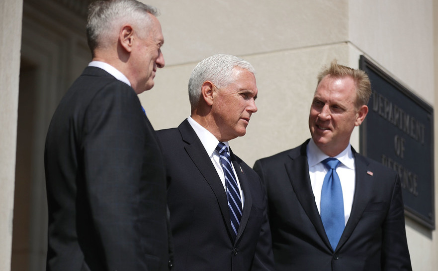 Secretarul american al apărării James Mattis (st), vicepreşedintele american Mike Pence şi adjunctul secretarului apărării, Patrick Shanahan (dr), în Arlington, statul american Virginia, 9 august 2018