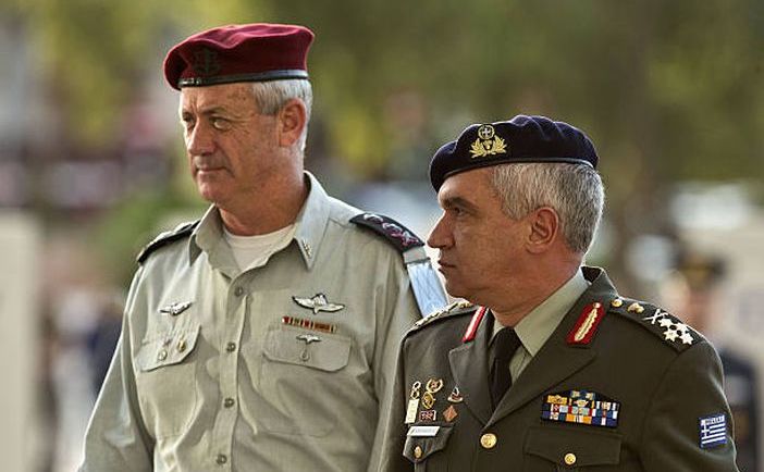 Generalul israelian Benny Gantz (st), în 9 decembrie 2012, alături de generalul grec Mihail Kostarakos