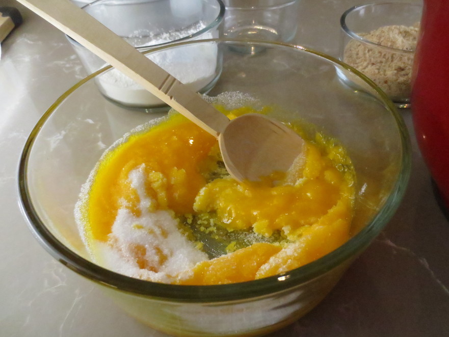 Într-un castron mic se amestecă gălbenuşurile de ou cu zahăr şi extract de migdale (Maria Matyiku / Epoch Times)