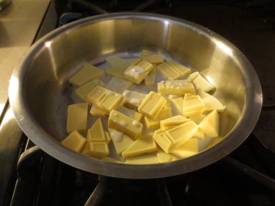 Se pune laptele de cocos si ciocolata alba într-un castron rezistent la căldură şi se lasa să se topească la foc mic (Maria Matyiku / Epoch Times)