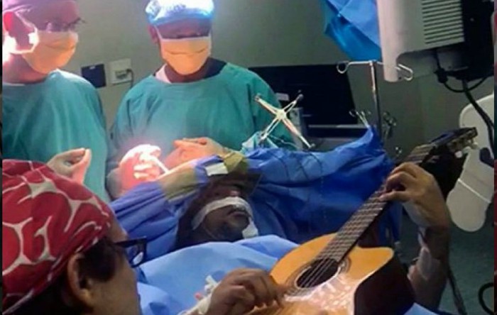 În timpul operaţiei, Musa Manzini, a cântat la chitară astfel încât chirurgii au reuşit să-l menţină conştient.