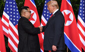 Preşedintele american Donald Trump (dr) dă mâna cu dictatorul nord-coreean Kim Jong-un la începerea summitului lor din Singapore, 12 iunie 2018 (Saul Loeb/AFP/Getty Images)