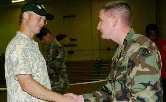 Actorul Gary Sinise îl salută pe Capt. Marc Melton, 24 iunie 2004 în Fort Polk, Louisiana. (Getty Image)