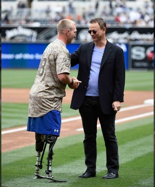 Veteranul Rob Jones vorbeşte cu actorul Gary Sinise  înainte de un meci de baseball între Detroit Tigers şi San Diego Padres, la Petco Park, 13 aprilie 2014, în San Diego, California. (Getty Images)